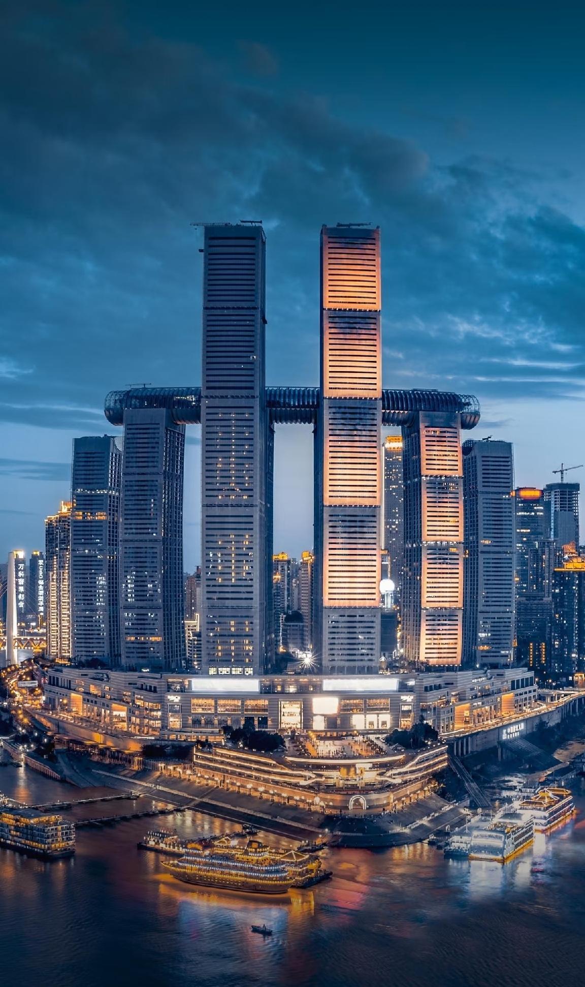 来看看重庆晚上夜景的来福士，吹吹嘉陵江的晚风，看看夜景。烦恼的事的都能消散许多重