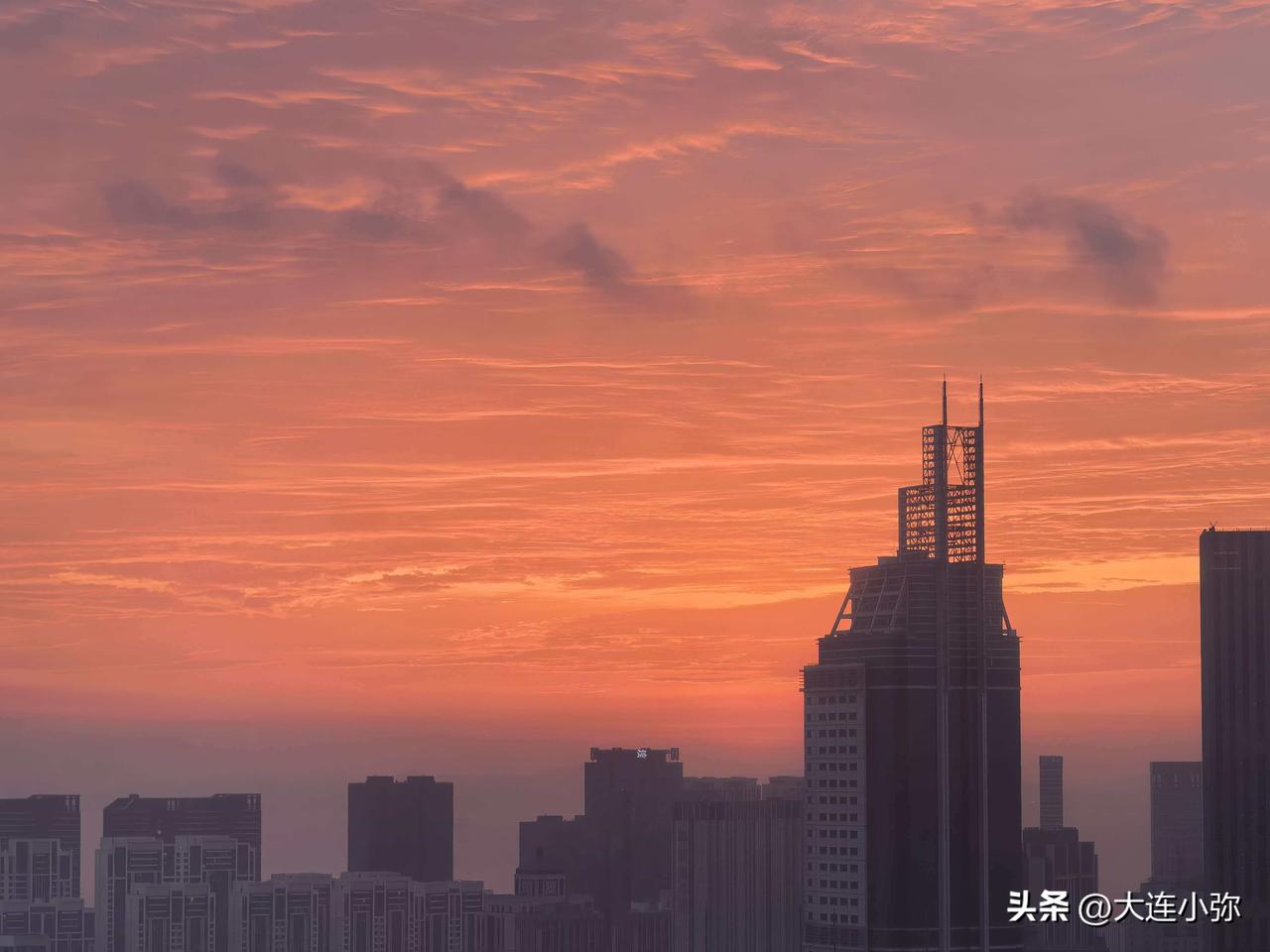  大连高空限定！凌晨邂逅油画般晨光！

初夏凌晨，伫立大连36楼高层，邂逅独一份