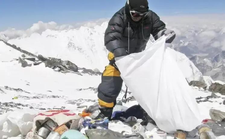 快讯！

尼泊尔政府突然宣布了。

珠峰上面不只有雪，还有越来越多的塑料、罐头、