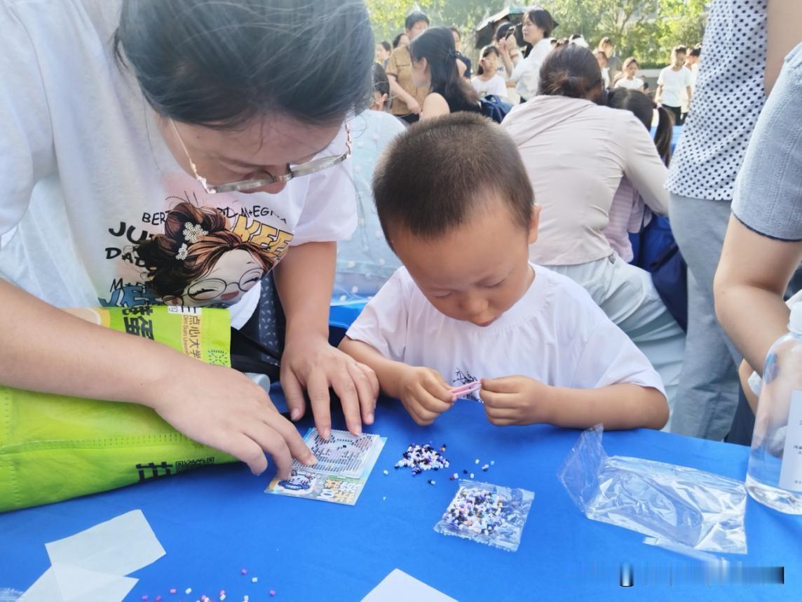 像素玩乐趣相伴 拼豆创意悦童心
 
近日，万柏林区小井峪街道西中环西社区联合辖区
