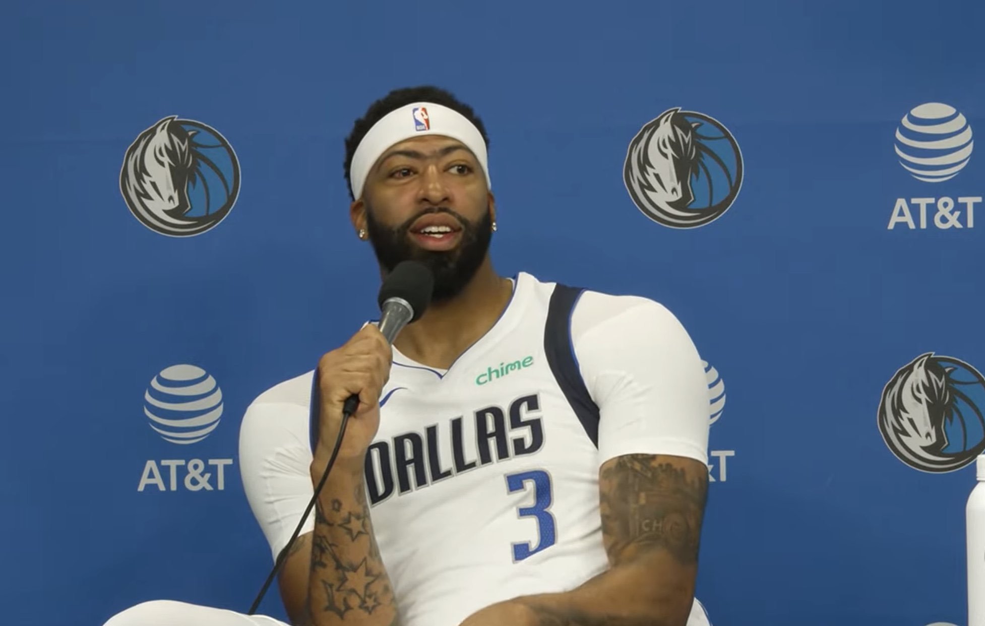 浓眉：在职业生涯剩余时间里，我都必须佩戴护目镜上场比赛从今天新闻发布会的画面可以