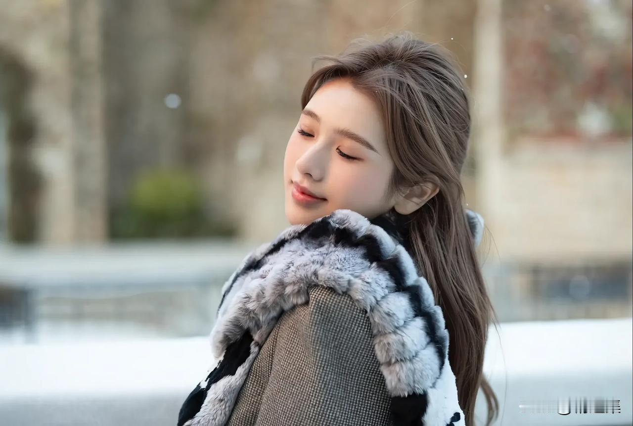 冬日暖阳下的温柔少女，毛绒外套温暖相伴。🌞💕
