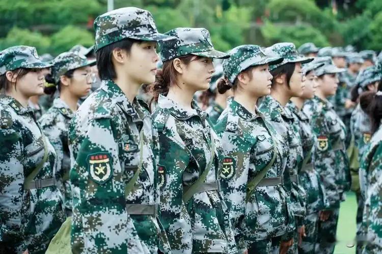 每一年的大学新生超过1000万名，开学军训过后军服和鞋帽都哪去了？
小孩是今年大