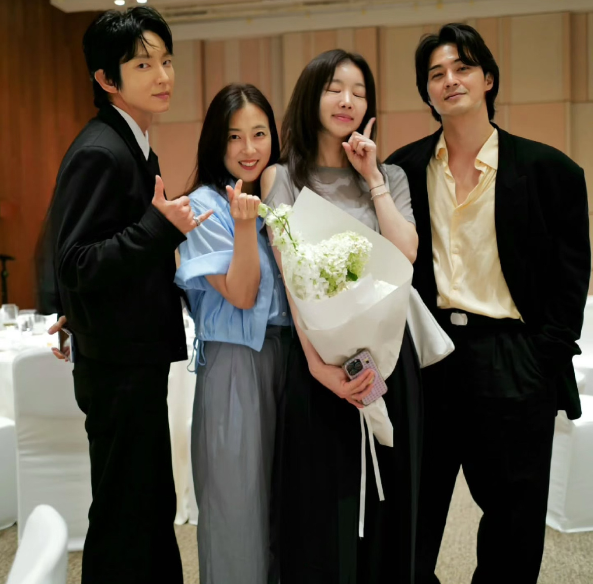 李准基参加文彩元婚礼参加文彩元婚礼的新鲜李准基和恶之花剧组现场合影里几人状态都不