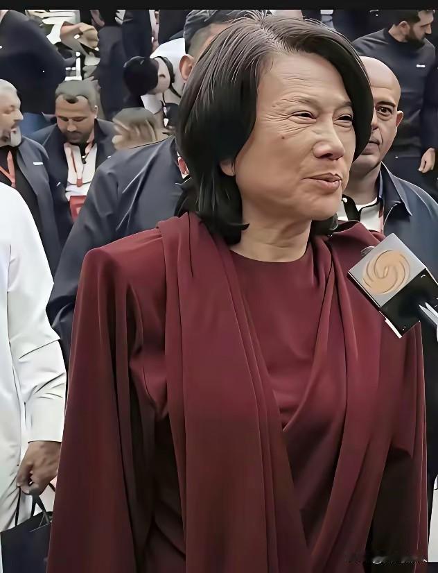 七十多岁的懂明珠终于把自己熬成了女汉子。
望着她沧桑而刚毅的面容如仰视一棵苍劲的