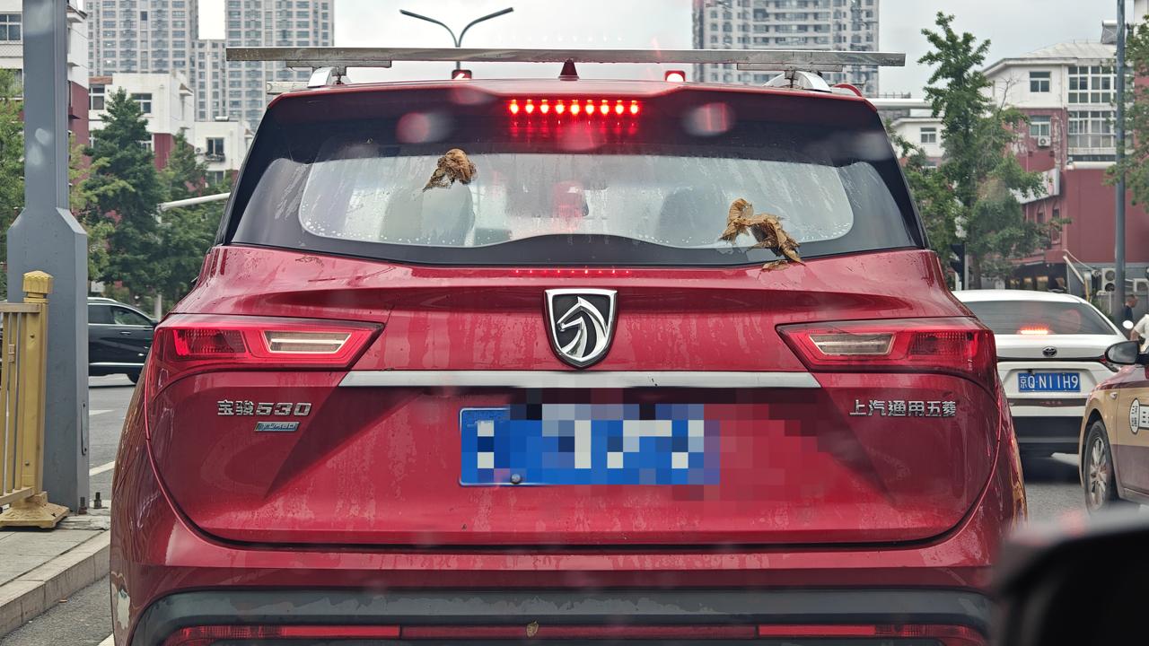 刹车灯检查的方法是什么呢? 俩人一人踩刹车，一人去看；一个人拿块砖压上刹车踏板自