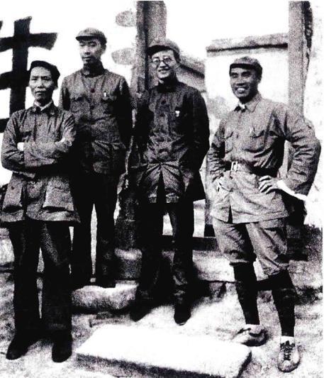 1935年10月，中共中央和红军领导人到达陕北后合影。左起:毛泽东、周恩来、博古