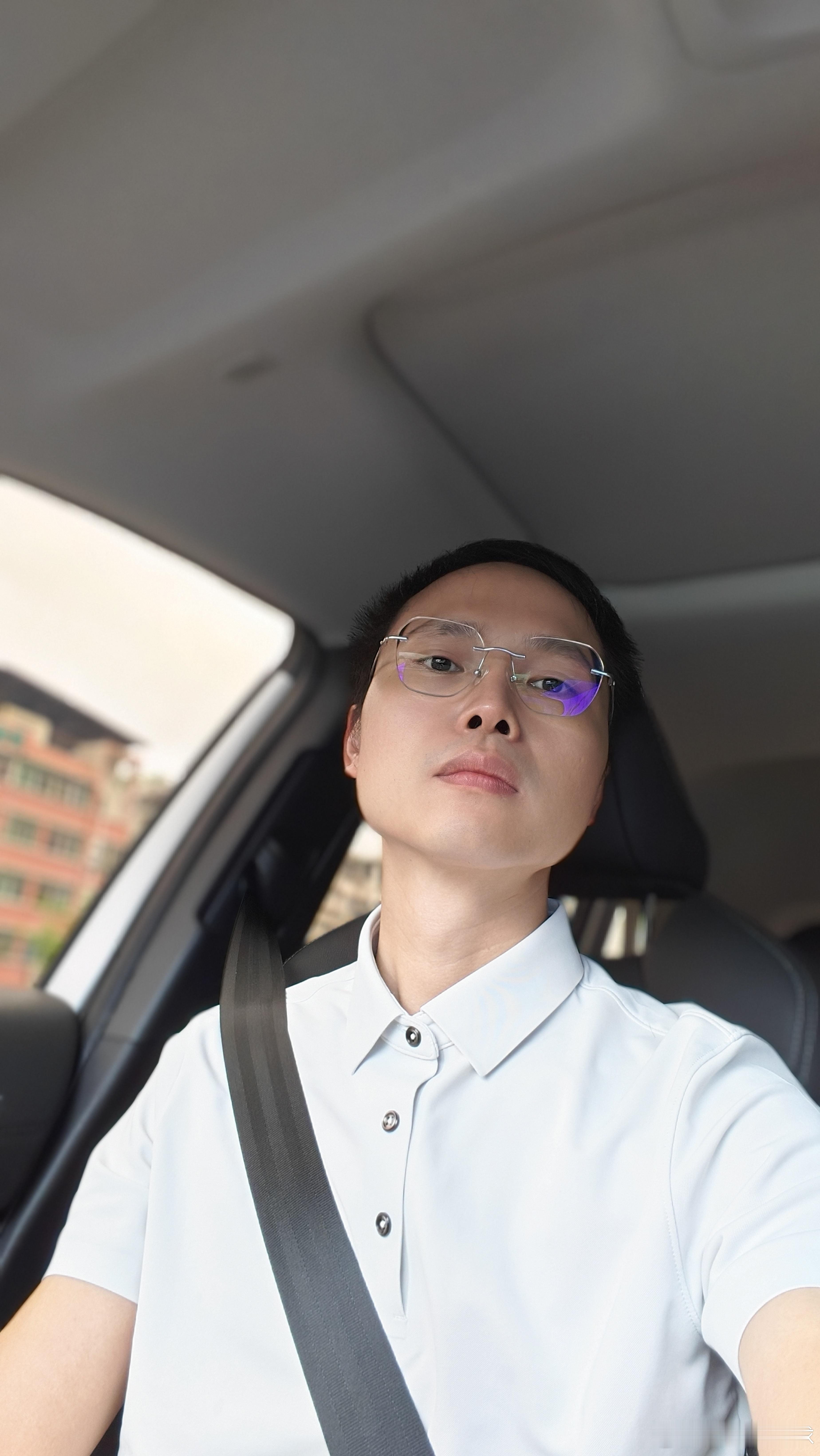 很喜欢现在的自己，不卷入任何是非，也没兴趣看清笑脸背后的真假，只想守好自己的健康