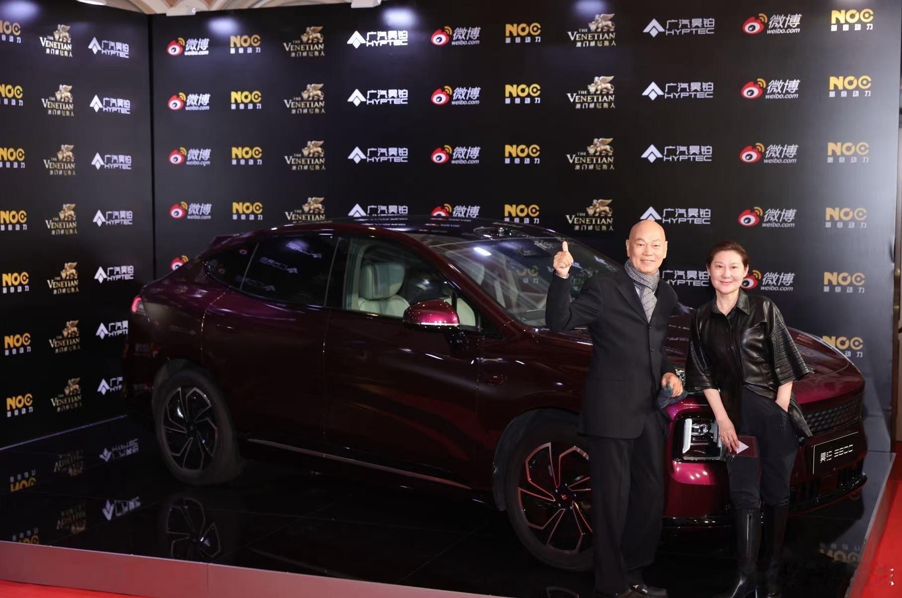 微博之夜昊铂S600红毯首秀运动优雅气息惹明星同框打卡群星熠熠，共绎新豪华风范微