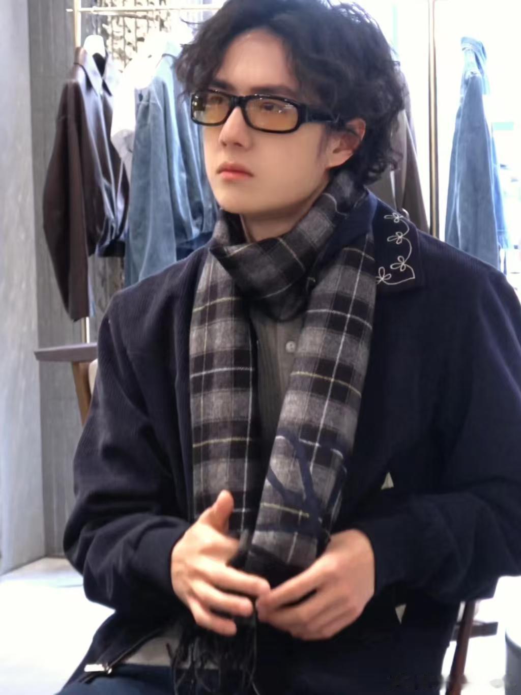 粉丝怎么认出王一博的路人抓拍画面看着陌生，粉丝却一秒认出王一博，这默契和眼力真的