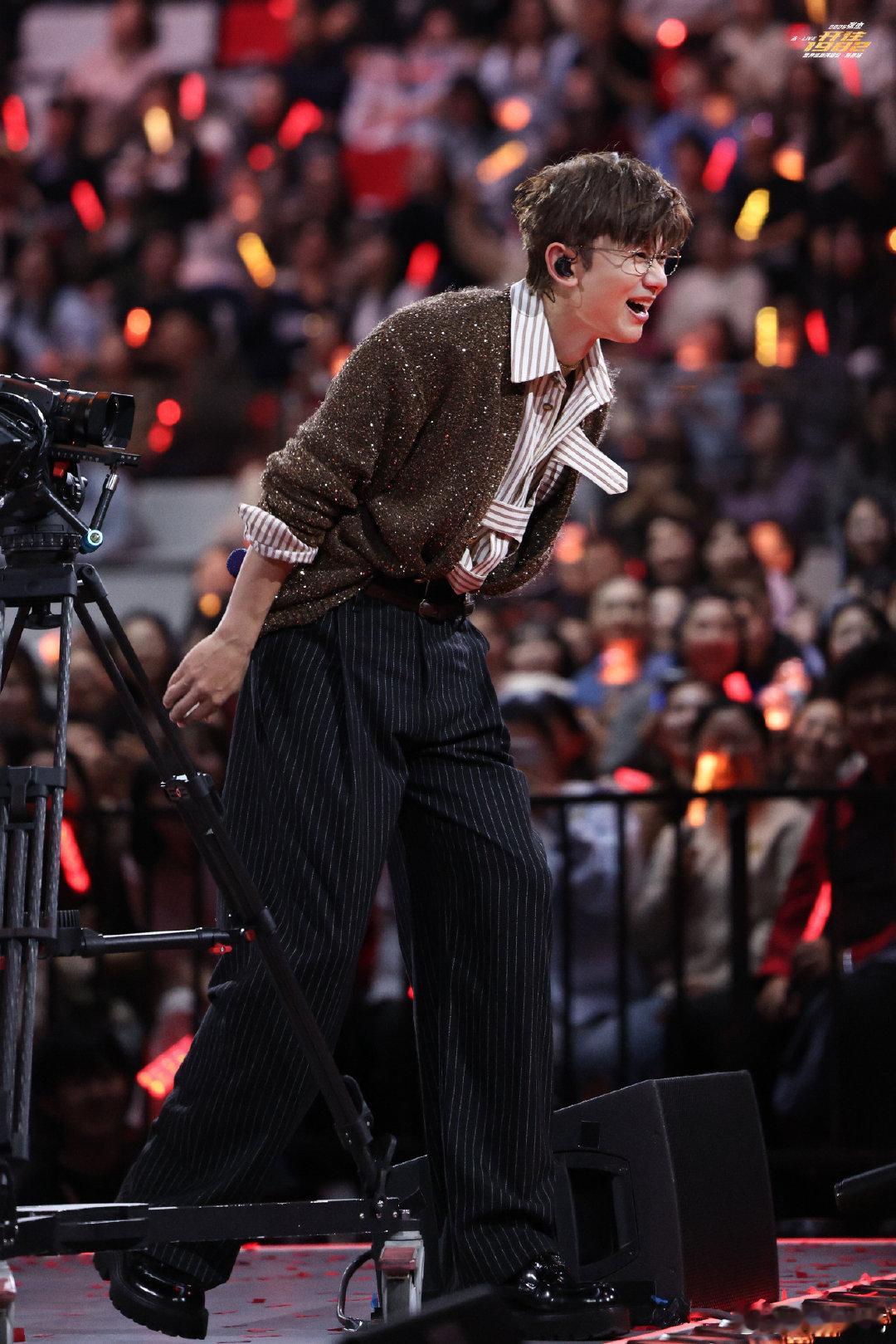 张杰张杰演唱会仿佛昨天 张杰新春演唱会收官 这九天，是音乐、是家乡、是双向奔赴。