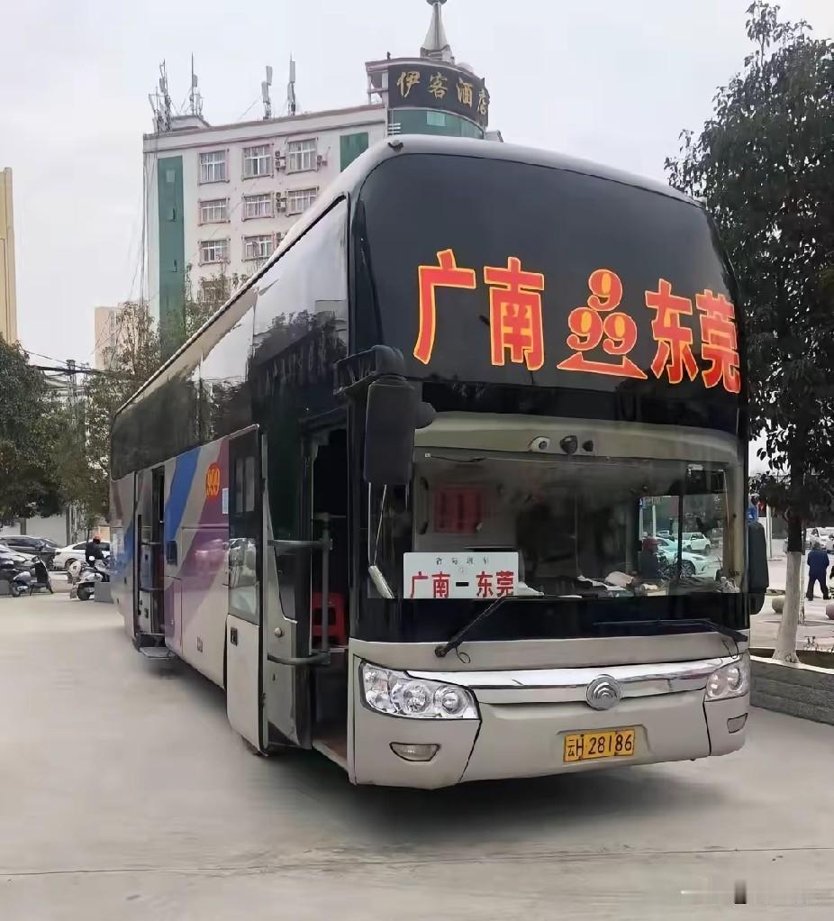 富宁 广南 远去的卧铺大巴！文山各县开往珠三角的务工班车，一代人的归途。

  