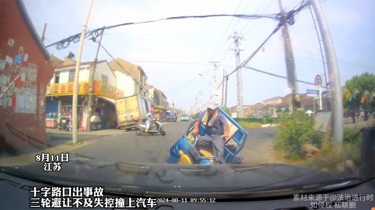 十字路口出事故，三轮避让不及失控撞上汽车，小伙下车先扶老人