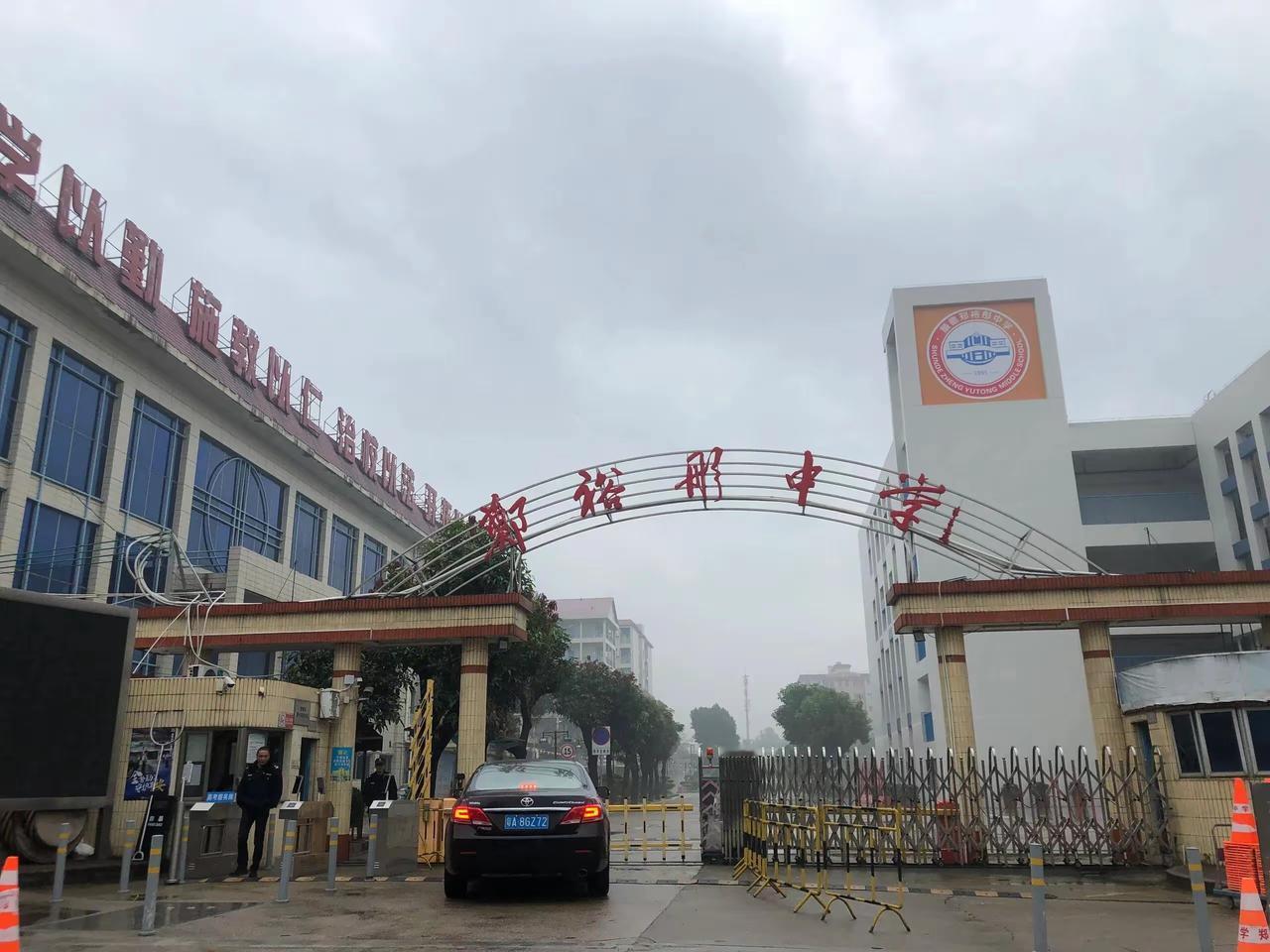 顺德郑裕彤中学在顺德是排名前三的高中，仅次于顺德一中、李兆基中学。2025年顺德