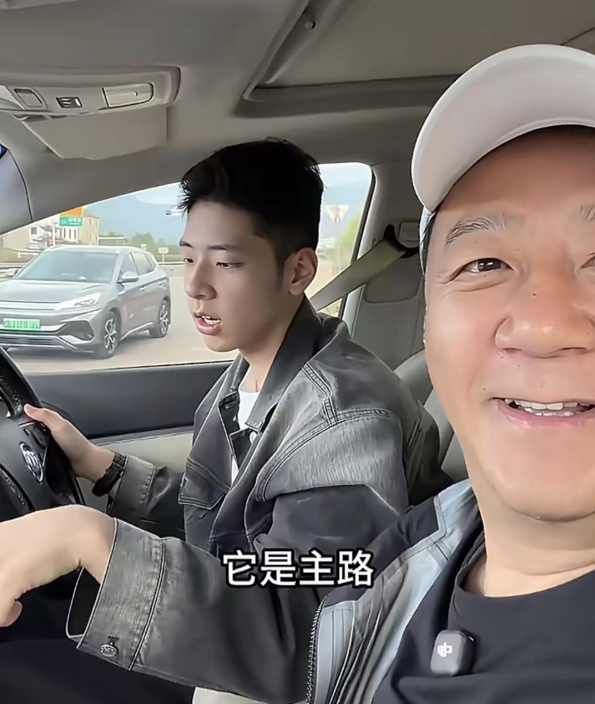 郭涛：行啊儿子，这方向盘握得挺稳，当年那个吃鸡蛋能被噎住的的小不点，真长大了。