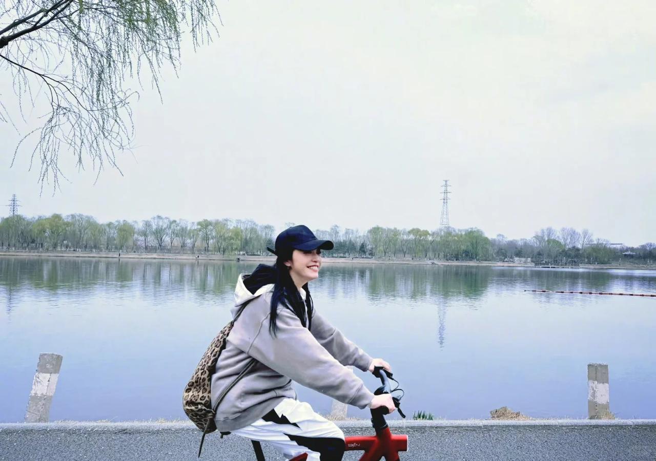 当年的郭芙蓉，自带一股坦荡热烈的侠气，喜怒哀乐直白外放，这份底色，一直留在姚晨身