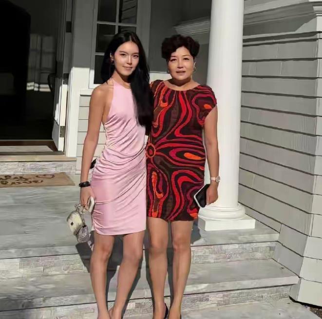 李咏遗孀哈文和女儿，在美国的大房子前合影
这样看才看出来，哈文年轻时候绝对是个大