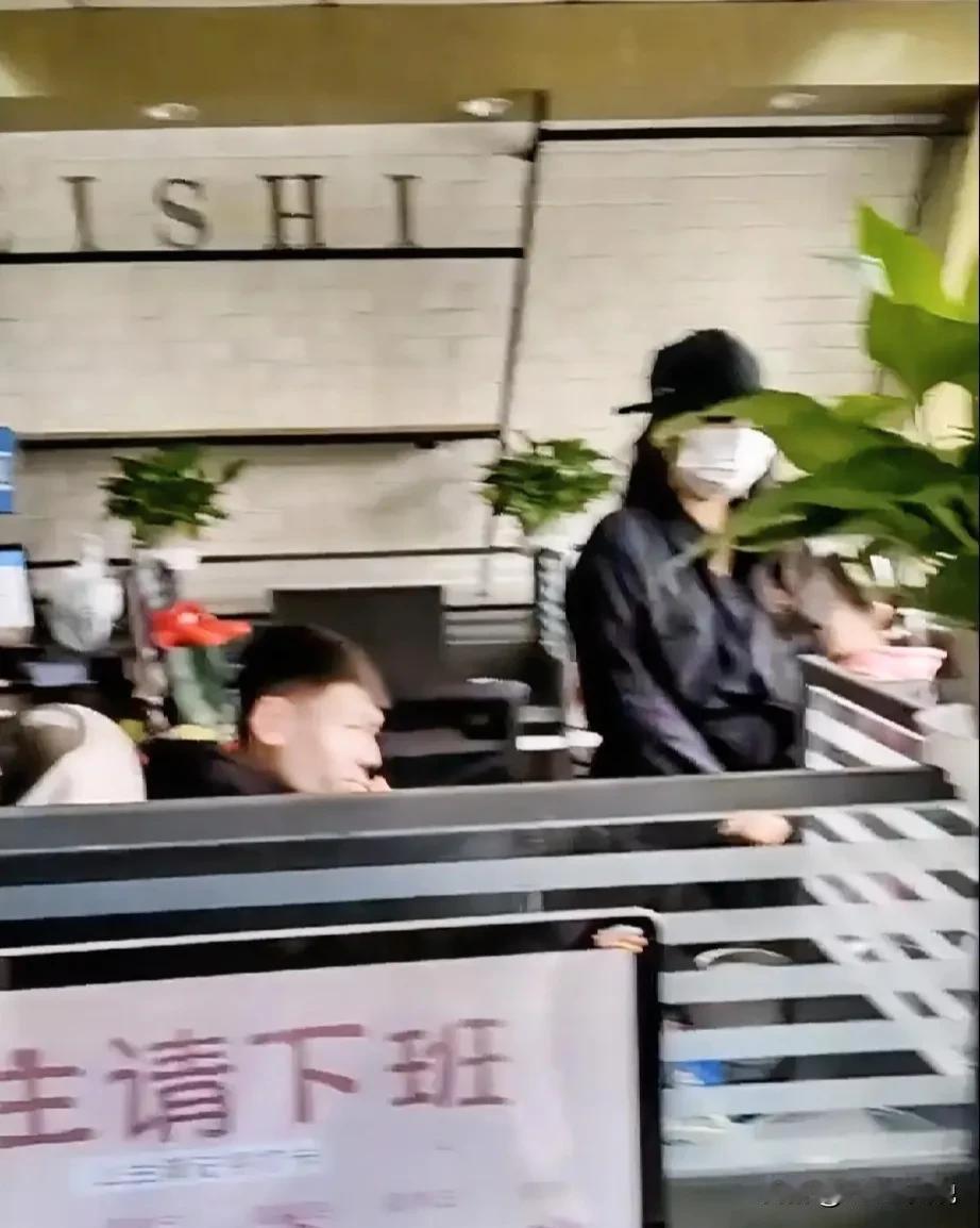 公司一运维工程师6个月的试用期还有3天就要到期了，运维经理到现在还没有给出他的转