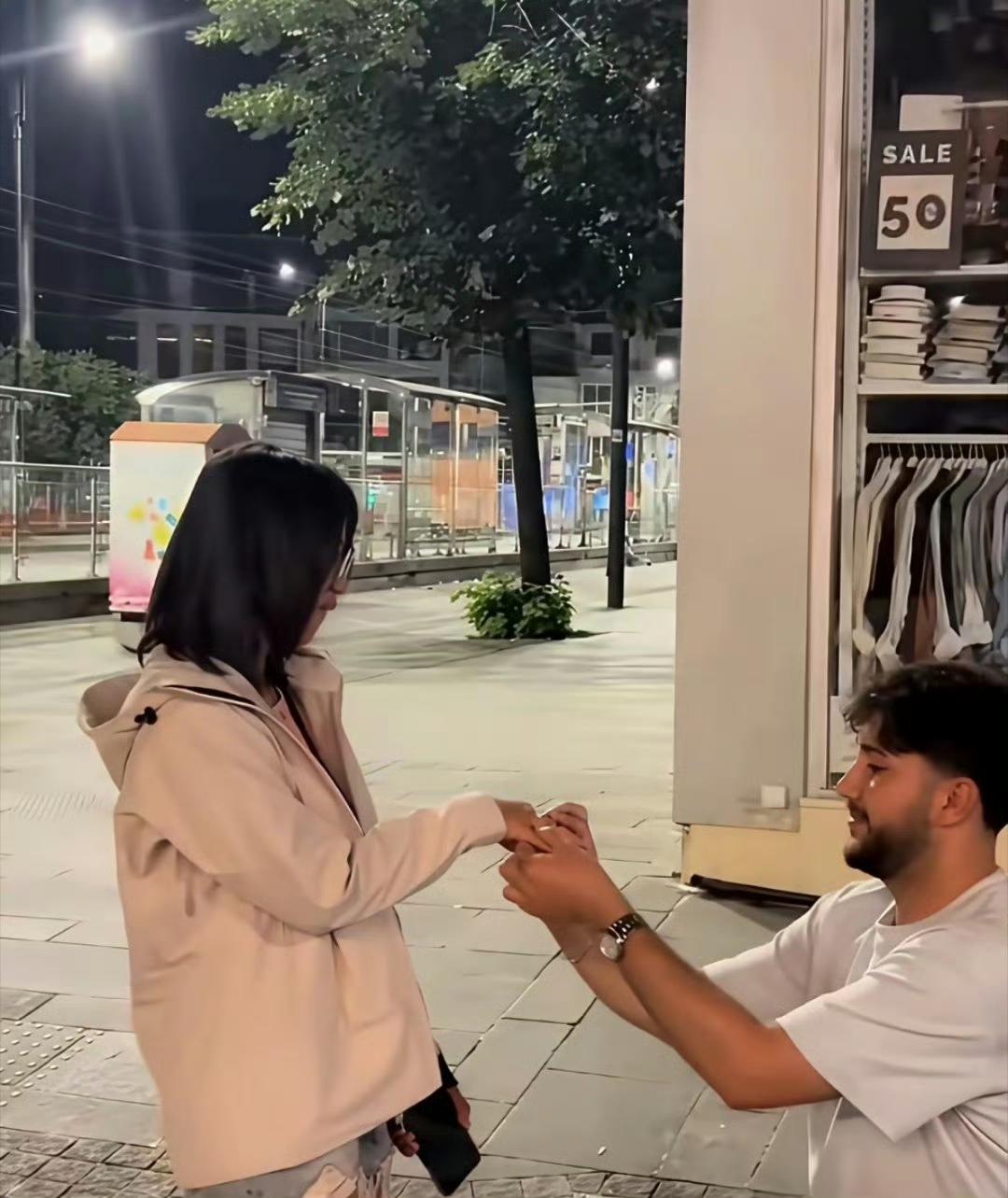 阿三哥又成功追到一个大国小姐姐。应该是真爱，小姐姐会跟阿三回印度吧 ​​​