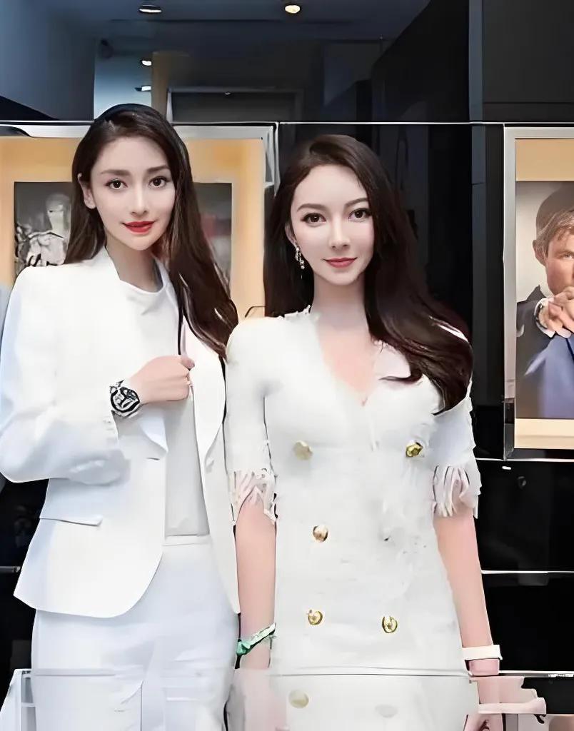 这两位放一起，怎么看都觉得杨颖好看，不明黄晓明看上王珂什么，一个离婚还带两小孩的