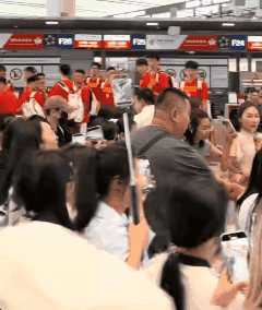 全懵了！中国男篮全体石化！
中国男篮的全体球员在旁边懵懵得看着，一大堆人就这么哗