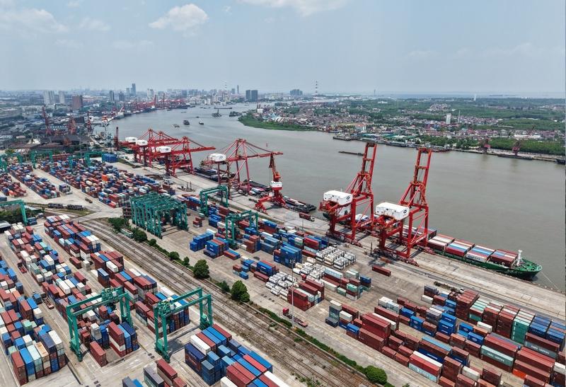 面对美国单边关税，企业要学会用规则保护自己。一方面，积极关注国家反制措施、出口退