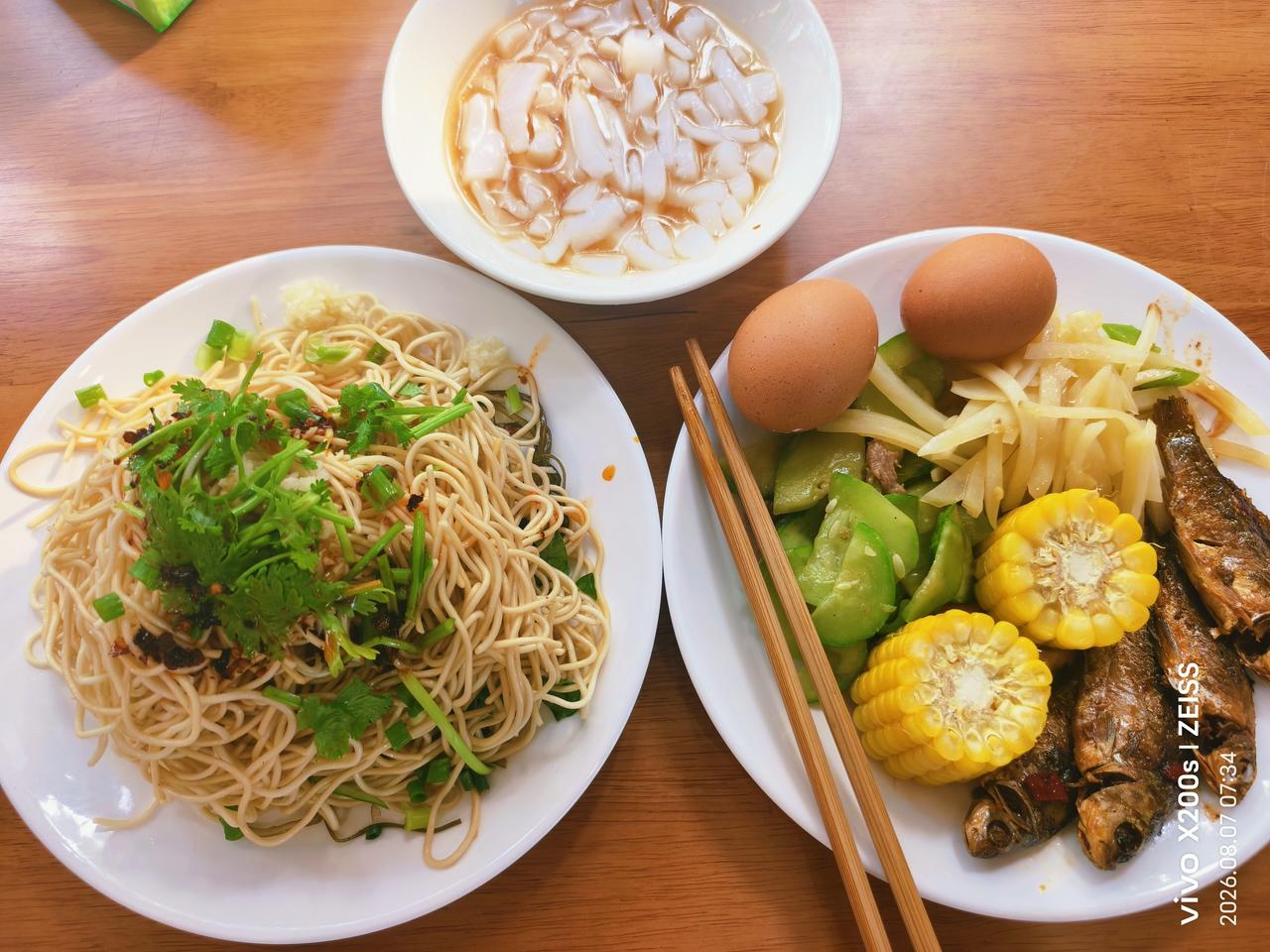 夏日生活打卡季早上美食：凉粉、凉面、玉米、小鱼、黄瓜、土豆丝、鸡蛋。