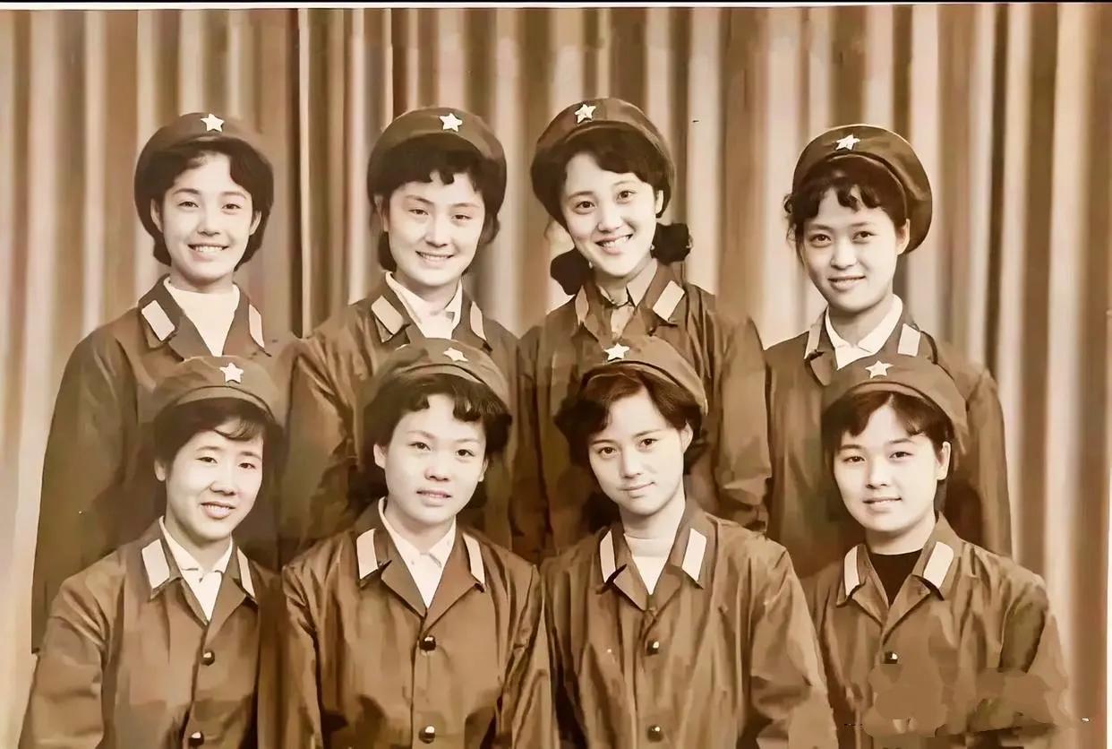 不要再被电视剧骗了，真实的解放军文工团女兵是这样的。

下图是1979年，解放军