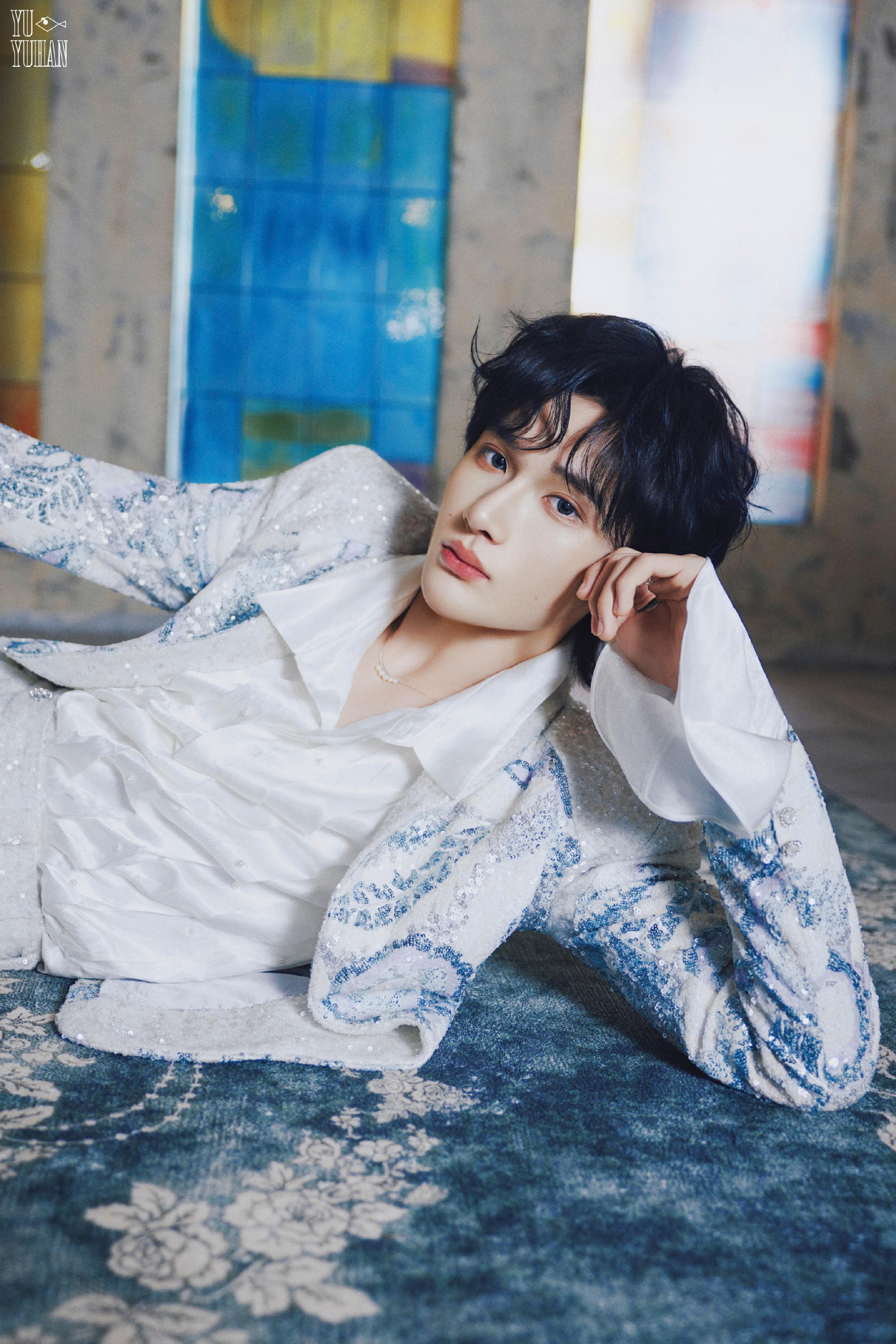 余宇涵浙江春晚造型图 余宇涵浙江春晚造型图蓝白舞台服blingbling好好看！