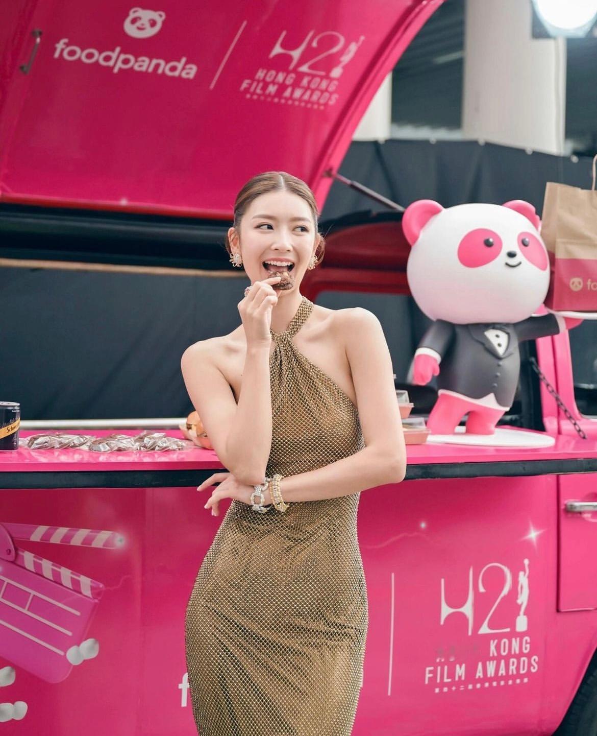 《白日之下》女主余香凝的金像奖红毯造型📷她凭借本片提名第42届香港电影#金像奖
