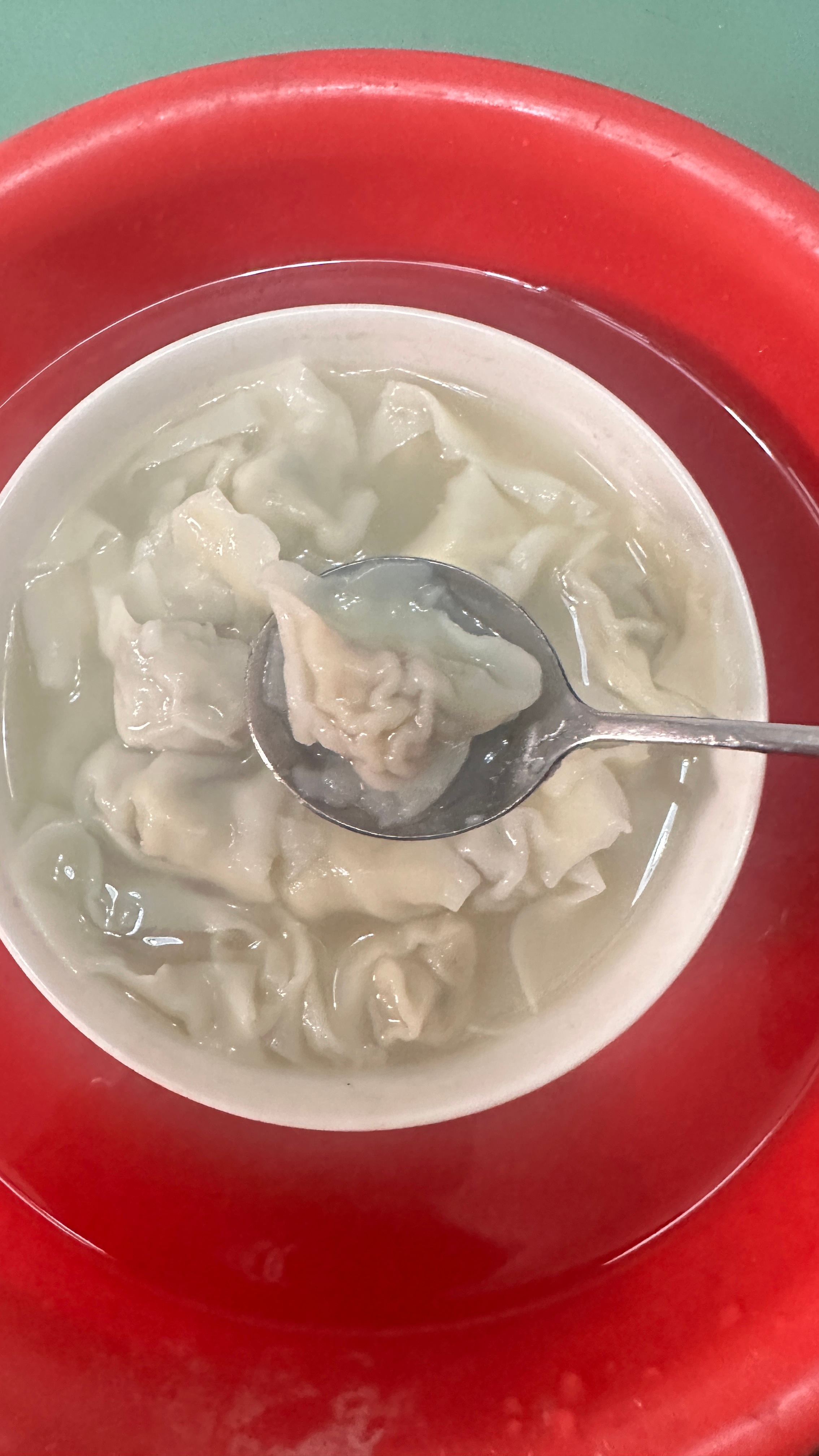 昨天下午游完泳回去的路上我突然想吃馄饨，问润润他吃不吃他拒绝了，说要去姥姥家没想
