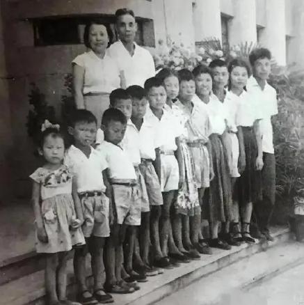 周总理调侃他家是 “航空母舰”开国中将吴信泉家，就是活生生的例子。28岁的他，娶