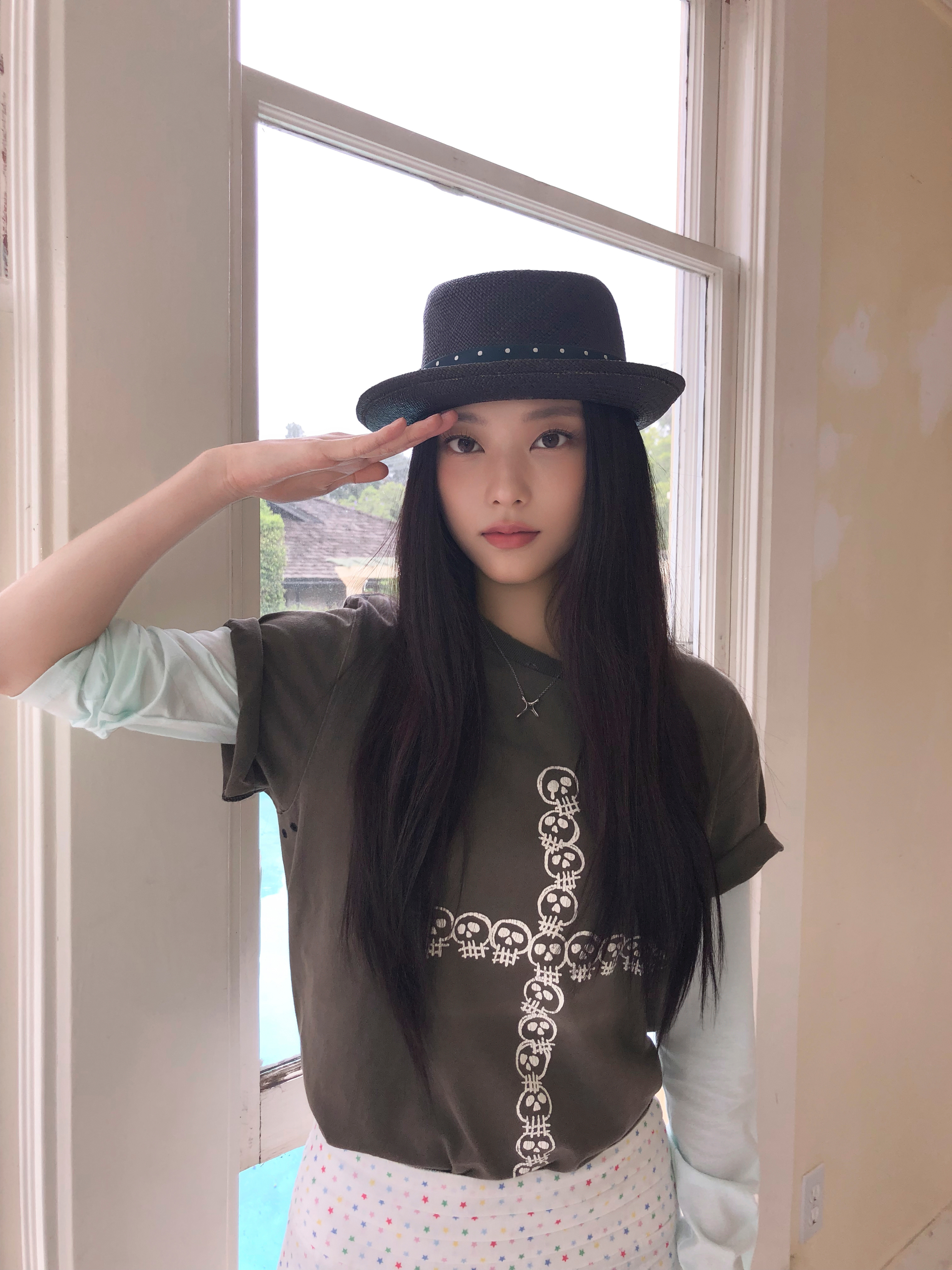 戴上这个🎩就摆出敬礼的样子，感觉她内里还是那个古灵精怪脑子会有很多可爱想法的?
