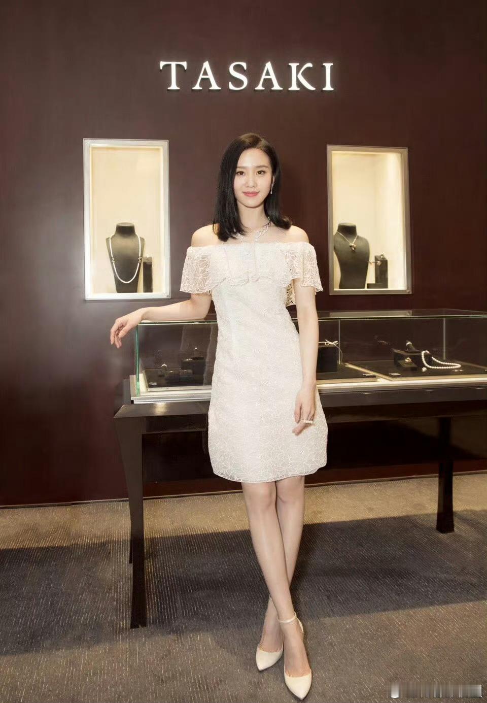 刘诗诗穿几百块的裙子穿出几万块的效果，唐嫣穿香奈儿穿出西门无恨的感觉 ​​​