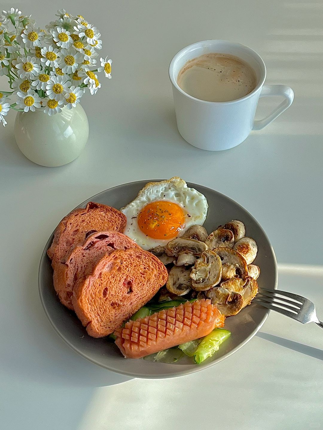 ☀️工作日早餐｜草莓欧包&煎蛋🍳煎口蘑早餐盘