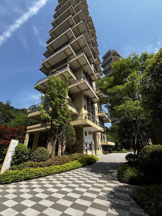 贵阳主城这大露台的现房✔️去年12000现6090