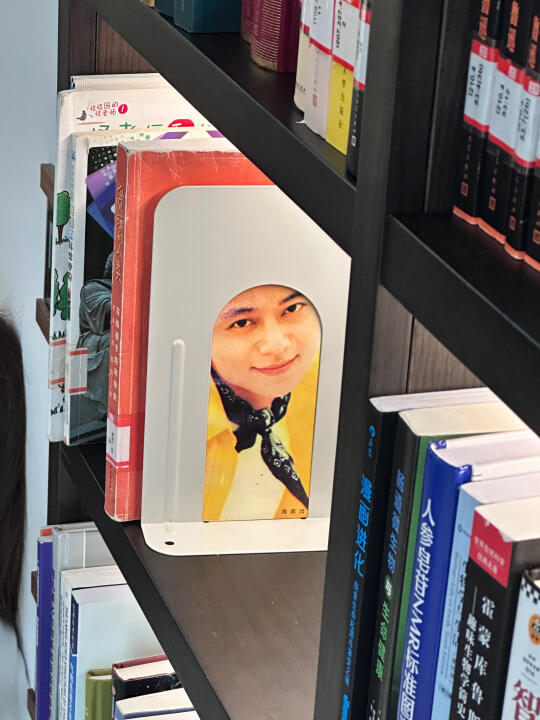 书店偶遇何老师了，他本人很i……