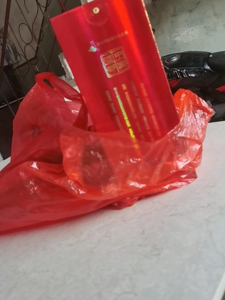 明天就要过年了，今天赶紧买一瓶酒来。准备过年了。