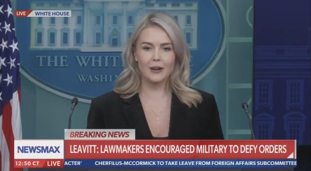 白宫新闻发言人卡罗琳·莱维特为唐纳德·特朗普称女记者为“猪”辩护：

“听着，总