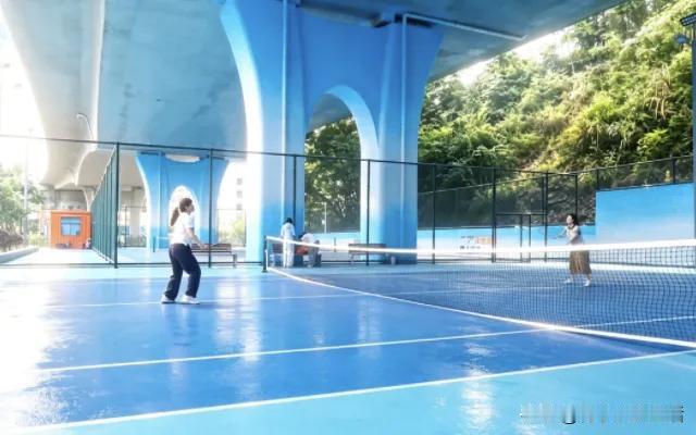 以前十堰茅箭老城区，地方紧、空地少，老百姓想散步、健身都没个合适地方。近几年增添