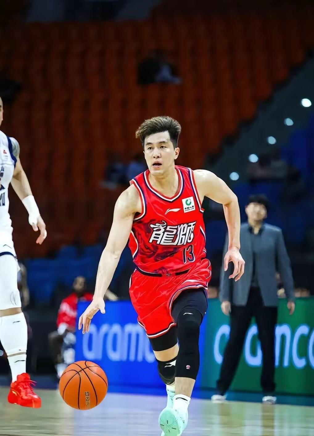 郭艾伦又受伤了啊，这次真的是大概率是要退役了啊，这样的伤病再加上这样的年龄，从郭