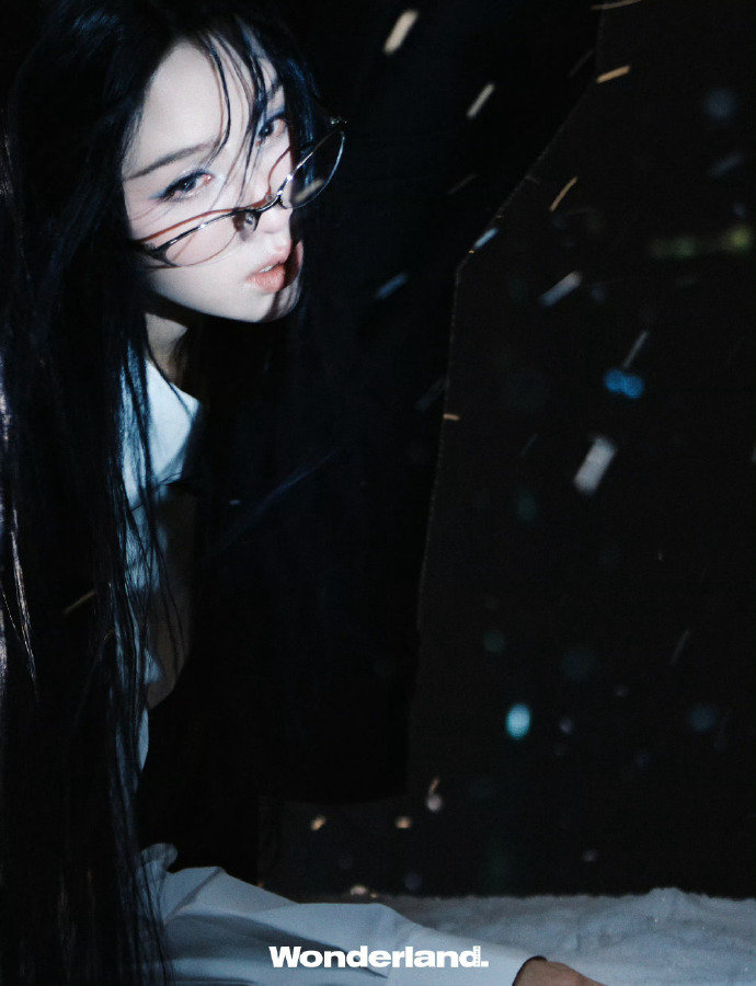 陈都灵银丝眼镜撕漫女陈都灵清冷高智感的神 这个陈都灵完全就是撕漫女来的，清冷高智