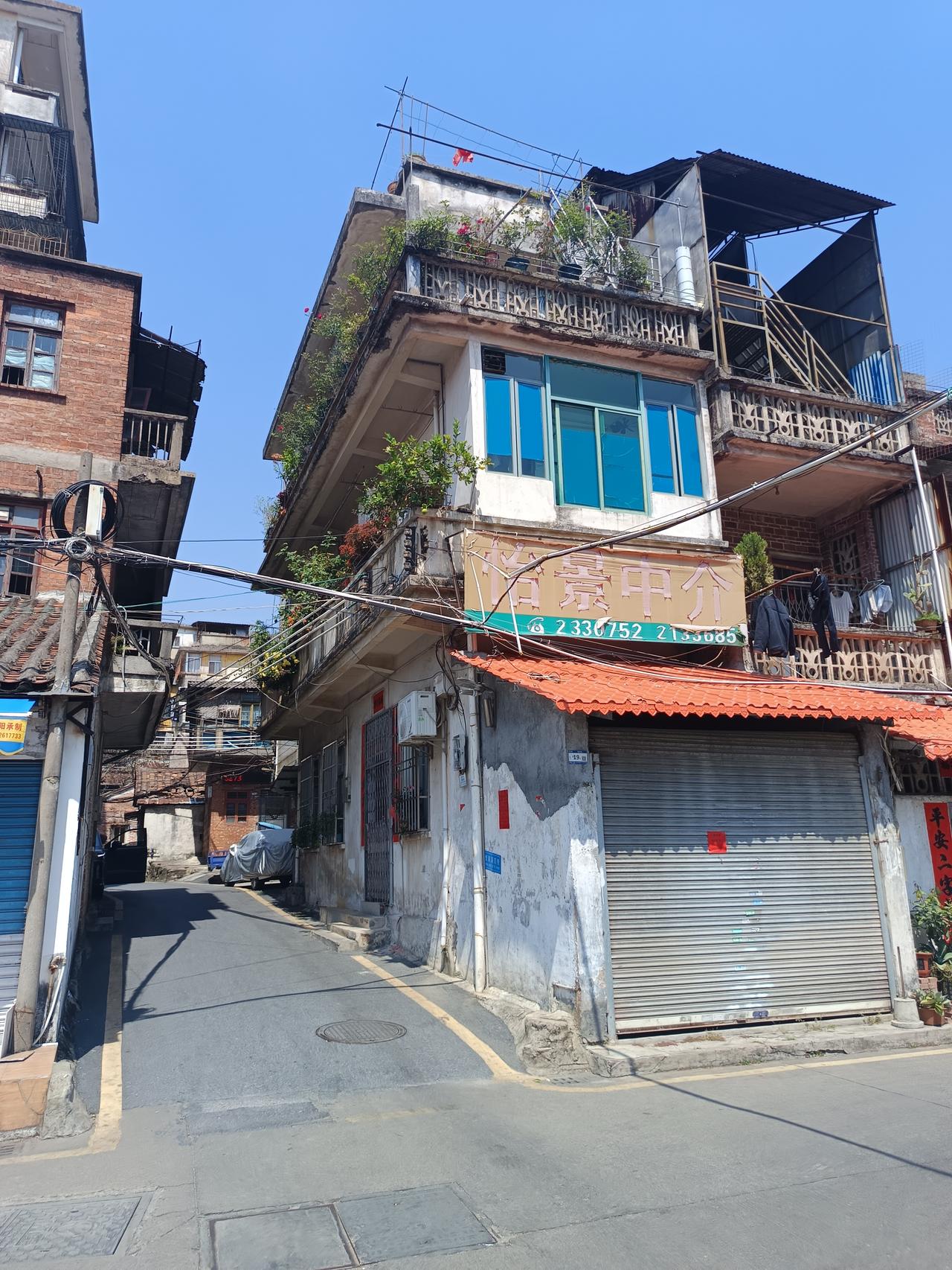 我终于知道
为什么肇庆有这么多钱用6亿做无人车
用5亿8,000万修三条街道
却