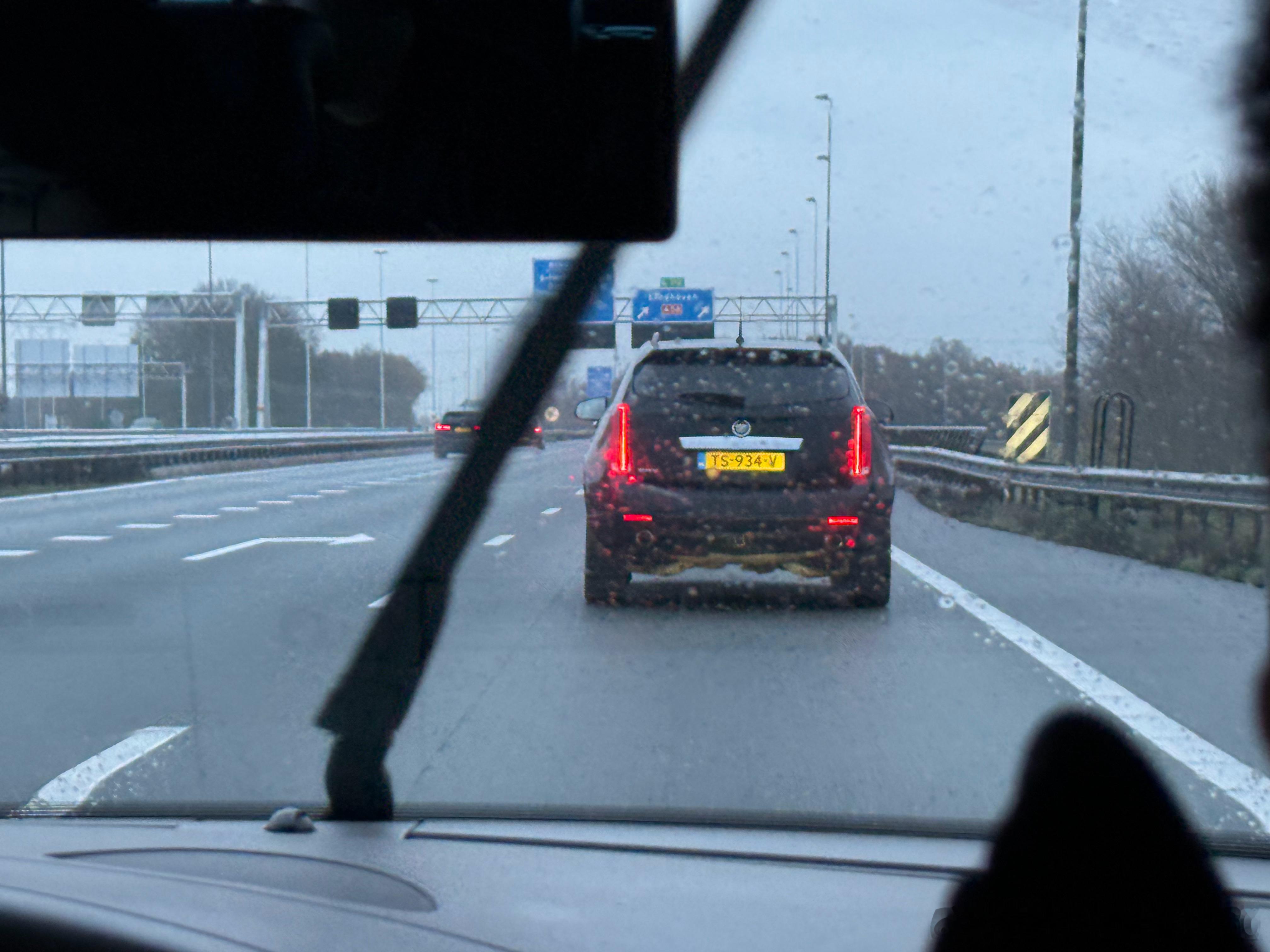 荷兰路上见到什么车都不奇怪美规SRX都有在上海烂大街 在欧洲绝对是稀奇货 更何况