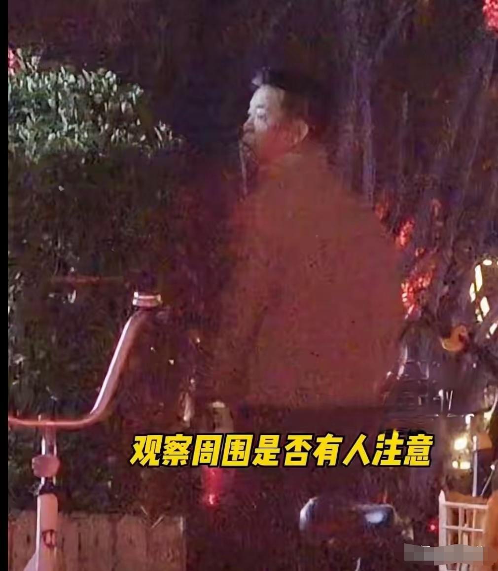 大家看看，在绿化带随地小便的这位是谁？
    是的，你没看错，孙浩是也。就是明