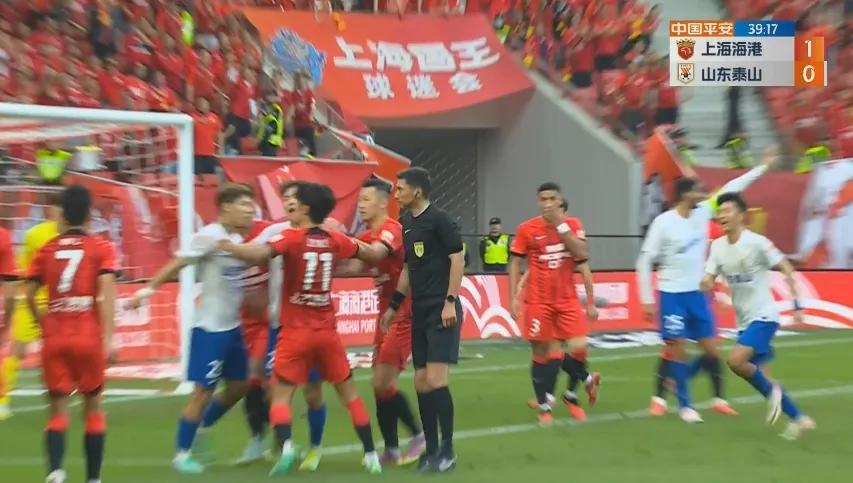 上港和泰山单场5红牌估计是中超的一个纪录。
上港的吕文君、蔡慧康和主教练哈维尔，