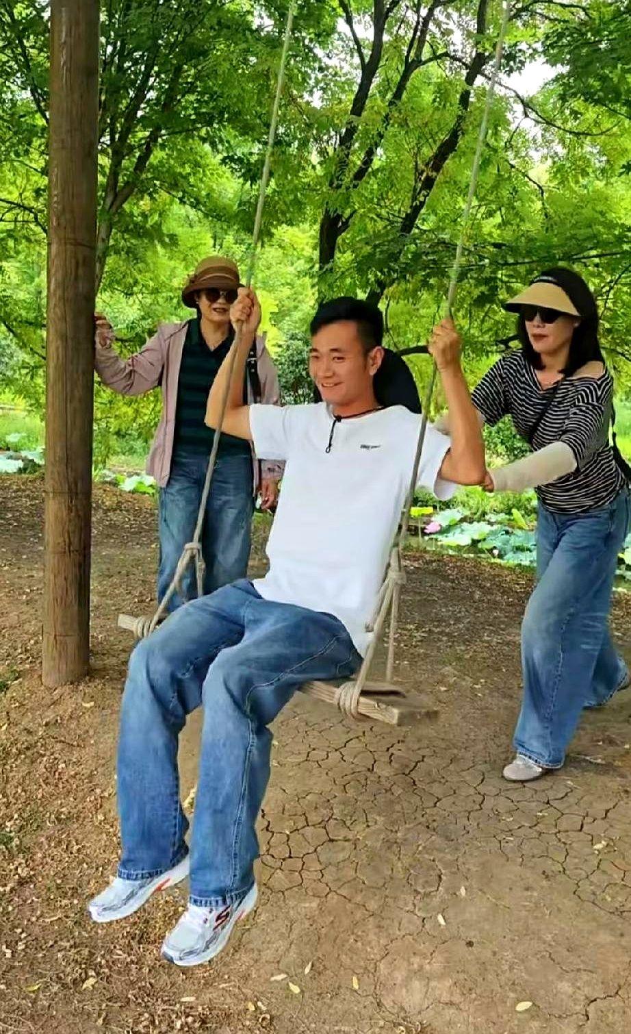 他时而往前

安徽砀山，37岁的厉怀远坐在秋千上，笑得像个孩子。身后，妈妈和两个