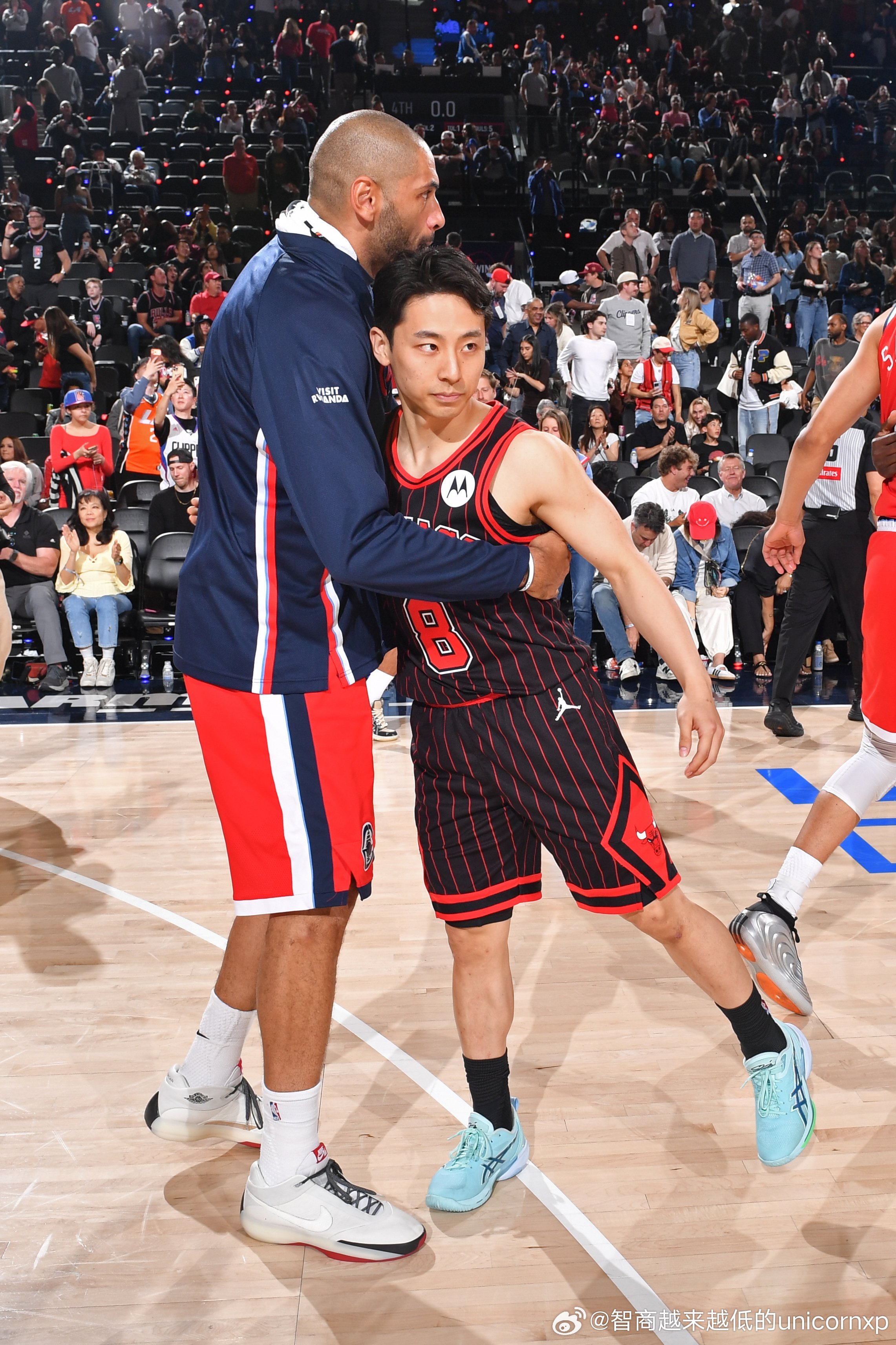 法国NBA官微晒出巴图姆和河村勇辉在NBA赛场上重遇的照片。两人相识源于巴黎奥运