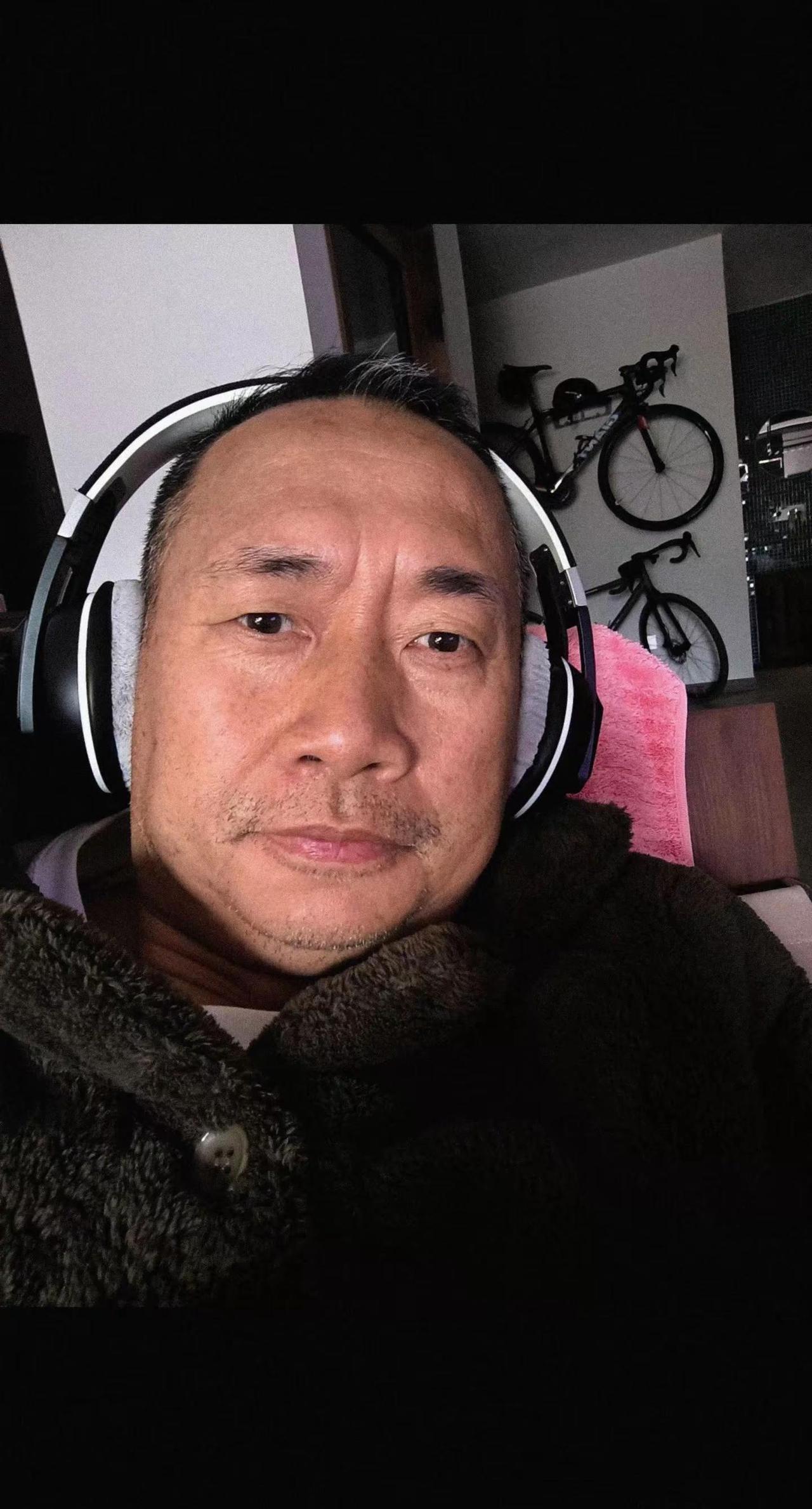 昆明一雨入冬。全天低于20度，又把棉拖鞋厚睡衣拿出来，很想烤火😃
