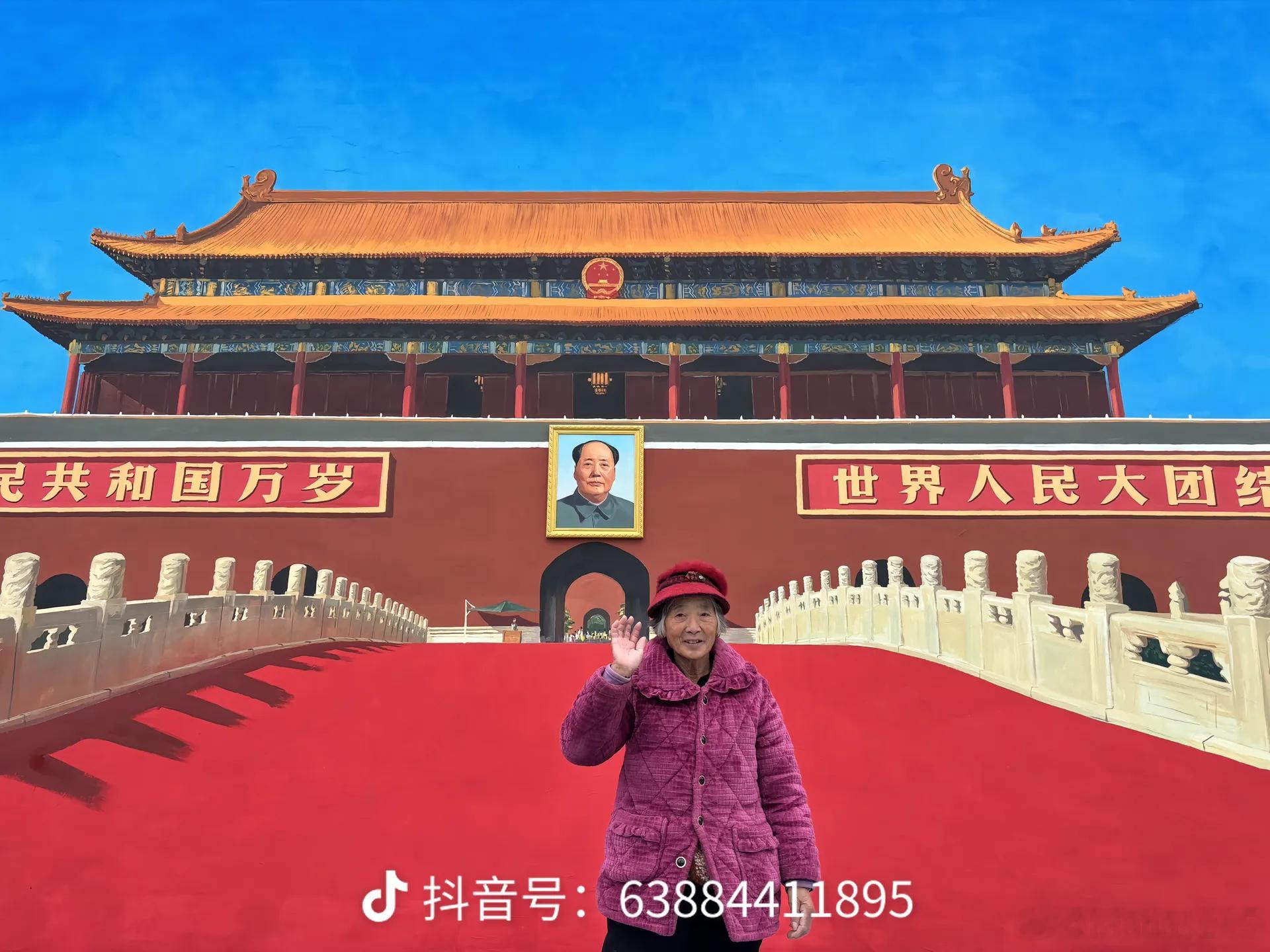 河南这对小夫妻真的是挺牛的，直接在村里高颗粒度还原了北京天安门，你不仔细看，还认